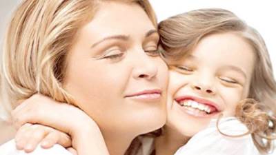 صداقة الأم لإبنتها .. قد تكون مسألة حياة أو موت