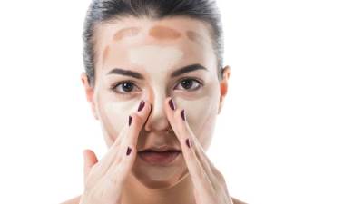 اجعلى أنفك أصغر حجما باستخدام الماكياج