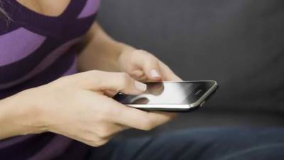 قرية هندية تحظر على نسائها استخدام الهاتف المحمول