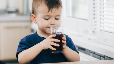 المشروبات السكرية تهدئ آلام الطفل عند الوخز بالإبر