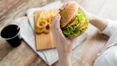 الوجبات السريعة تسبب هشاشة العظام