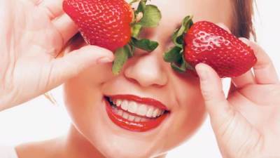 بالفراولة البشرة الدهنية والمختلطة أكثر إشراقا