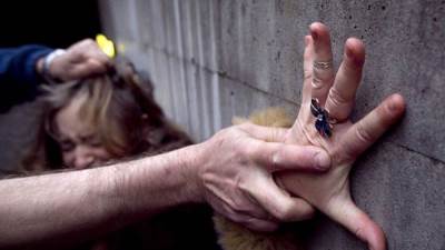 الجارديان : مئات الهنديات يسارعن للحصول على السلاح بسبب الاغتصاب