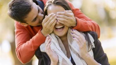 الأطباء النفسيون : الاحتضان سلاح الرجل النفسى الأول لاحتواء المرأة