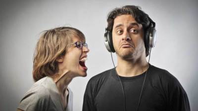 لماذا يبدو تشجيع الرجل “نقاً” عليه؟