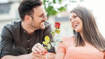 الحب من النظرة الأولى .. وهم وخيال أم حقيقة ملموسة ؟!