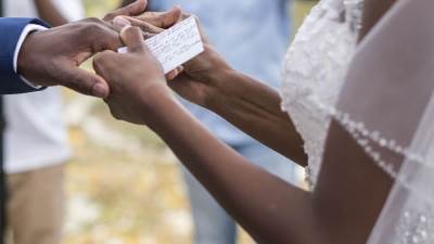 بعد رفض المجتمع له .. زواج الرجل بمن تكبره في السن أصبح مألوفًا