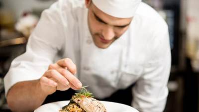 «لورا ليتينسكي» .. من تصوير عارضات الأزياء إلى تصوير الموائد