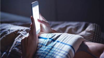 باحثون أمريكيون : إدمان الـ"آى فون" يدمر العلاقة الزوجية