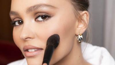 كيف تهيئين بشرتك جيدا قبل وضع الماكياج؟