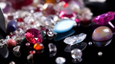 عبد محفوظ يمزج الأحجار الكريمة بالأزياء في أسبوع روما