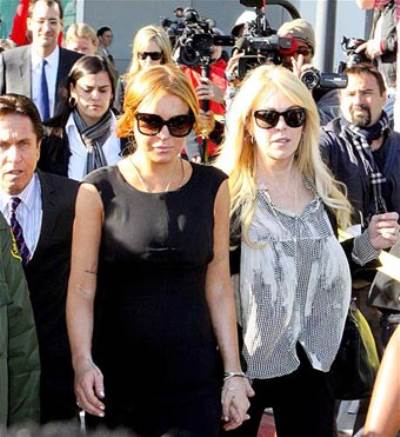 علي الرغم من مرضها .. ليندسي لوهان تحضر للمحكمة في قضية تحطم السيارة