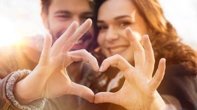 المرأة "تفضل" الأحاديث الجماعية .. والرجل "يحب" من ينصت له