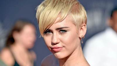 مايلي سايروس تنتقد بيريز هيلتون: " لا تعبث بحياتي العاطفية"