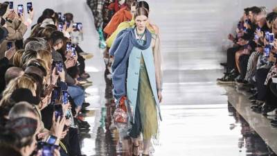 لماذا تقع عارضات الأزياء في مواقف محرجة على منصات الأزياء؟