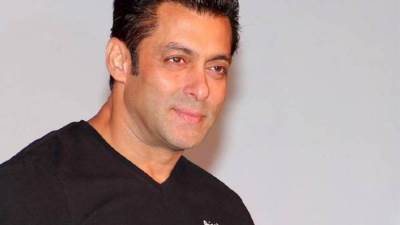 لا يهوي القراءة .. ويحب العمل مع "كاريشما كابور" .. "سلمان خان" فتي بوليوود المدلل