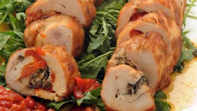 طريقة عمل لفائف الدجاج بالجبنة