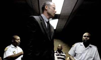 أوسكار بيستوريوس كاد أن يطلق النار علي صديقه بالخطأ في أحد المطاعم