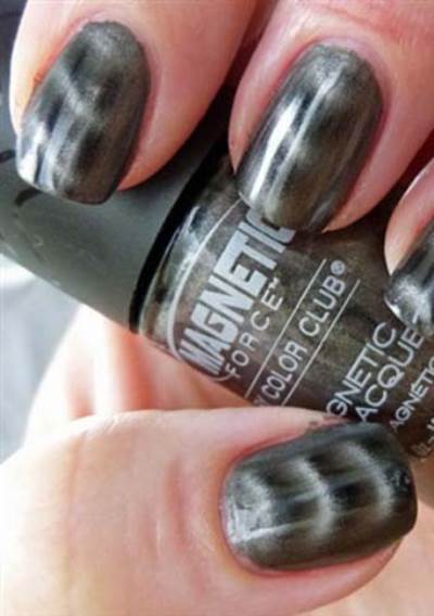 خبيرة تجميل توضح طريقة عمل مناكير المغناطيس