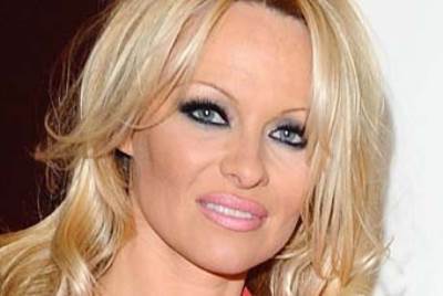 باميلا أندرسون تنادي بإنقاذ صغار الفقمة