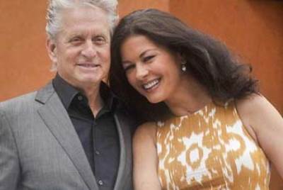 مايكل دوجلاس وكاثرين زيتا جونس ينفيان ما تردد حول إنفصالهما