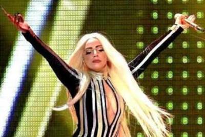 ليدي جاجا تجري عملية جراحية وتشكر معجبيها