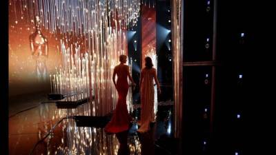 كريستين ستيوارت تمشي بمساعدة عكازين علي السجادة الحمراء أثناء حضورها الأوسكار