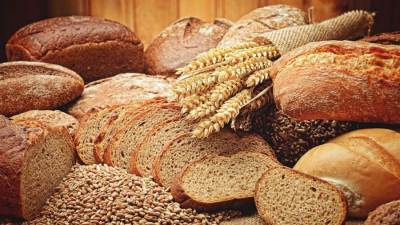 خبز السافوري والزبد مع النقانق طبق شهي جدا