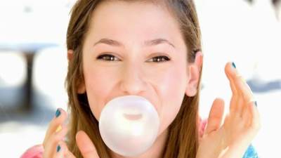 مضغ العلكة يساعد علي التركيز وفقا لأحد الدراسات الحديثة