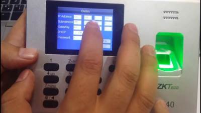 القبض علي إمرأة إستخدمت أصابع مزيفة لتسجل حضور زملاء لها غائبين عن العمل