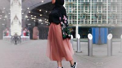 تنورات عصرية تنبض بالجمال والأنوثة