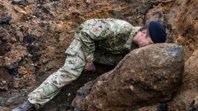 العثور علي قنبلة غير منفجرة من وقت الحرب العالمية الثانية في أحد الحدائق