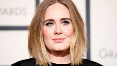 النجمة أديل تخطط بشكل سري للزواج من سيمون كونيكي هذا العام