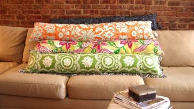 كيف تصنعين تصميمات جديدة لأغطية الوسائد بطريقة بسيطة؟
