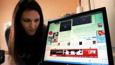 على خطى دافنشي وأديسون .. صربية لا تستطيع القراءة الا بالمقلوب