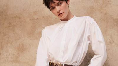 القميص الأبيض .. أيقونة تصميمات كارولينا هيريرا