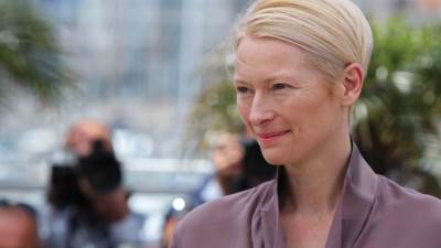  النجمة تيلدا سوينتون تنام في صندوق زجاجي