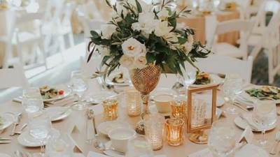 بالصور .. استخدام الورود والشموع لديكور طاولة الزفاف