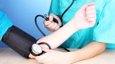 هل العصبية والانفعال يعملان على رفع ضغط دم الإنسان؟