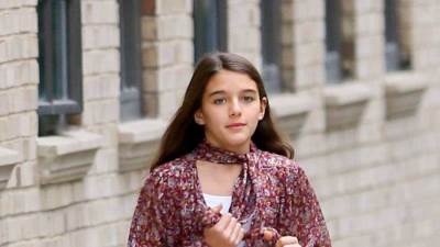 إبنة توم كروز :"والدي هجرني"  وتسبب بقضية لوالدها