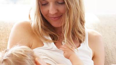 إخصائية نساء : البكتيريا الموجودة في لبن الأم تعمل على تقوية الجهاز المناعي للطفل