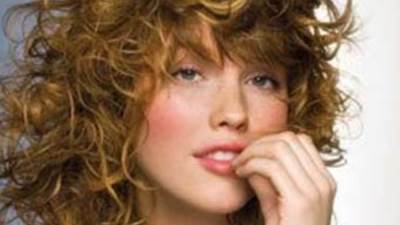 خبيرة تجميل : البيض والمايونيز لعلاج تقصف الشعر