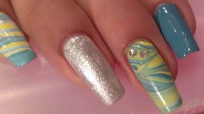 بالصور .. خطوات عمل المانيكير المائي