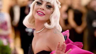  ليدي جاجا تدفع تكاليف عملية أحد معجباتها وتعطيها كرسيها المتحرك المطلي بالذهب