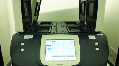 مراهق عمره 17 عاما يبني آله حمض نووي