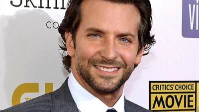 برادلي كوبر يزور أحد الناجيين من تفجيرات بوسطن