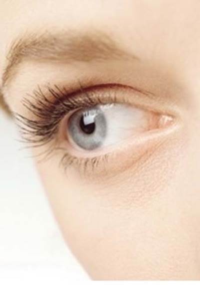 تعرفي علي أسباب وعلاج تساقط رموش العين