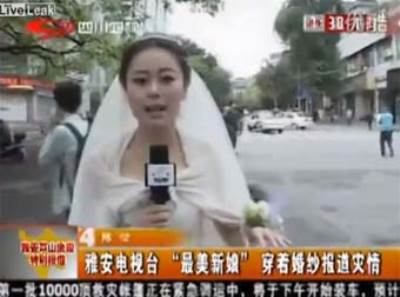 عروس تقدم تقريرا عن زلزال بالصين وهي بفستان الزفاف