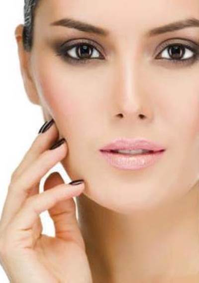 خبيرة تجميل : الخلط بين المكياج المائي والمخملي أنسب للبشرة المُختلطة