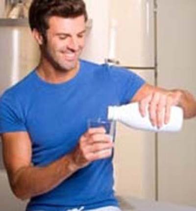 باحثون أمريكيون : الحليب كامل الدسم قد يضر بخصوبة الرجل